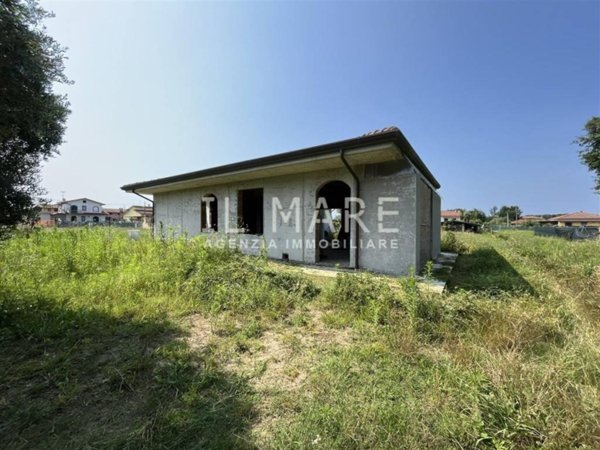 casa indipendente in vendita a Massa in zona Marina di Massa