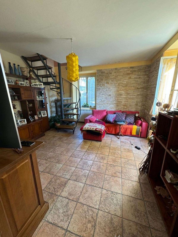 intera palazzina in vendita a Massa in zona Castagnola