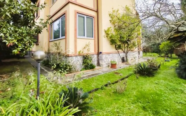 appartamento in vendita a Massa in zona Castagnola