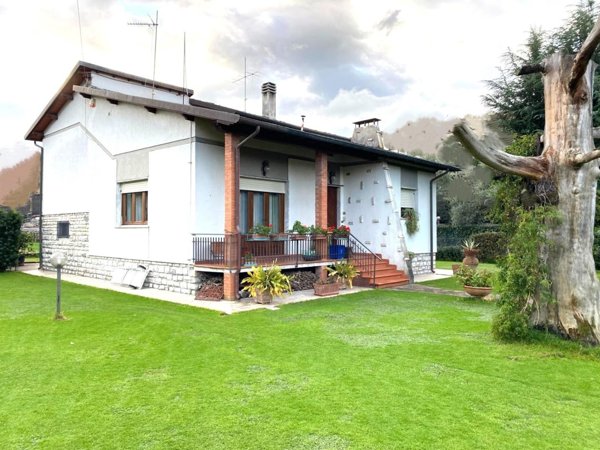 casa indipendente in vendita a Massa in zona Marina di Massa