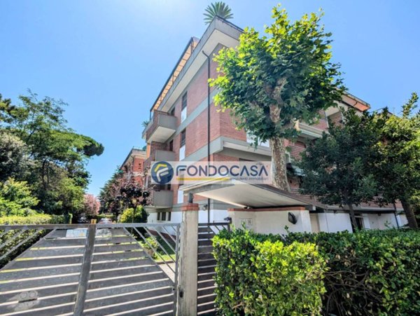 appartamento in vendita a Massa in zona Marina dei Ronchi