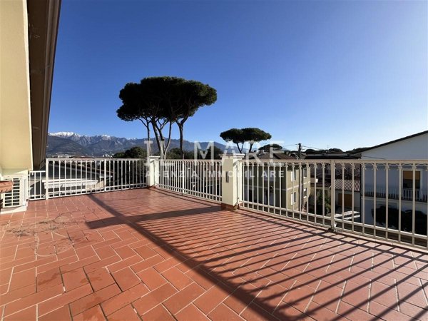 appartamento in vendita a Massa in zona Marina di Massa
