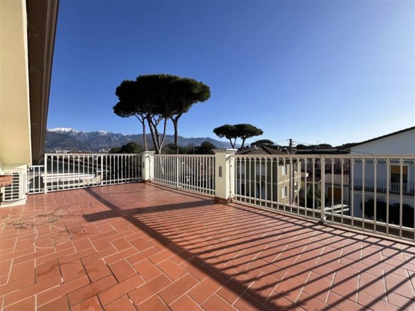 appartamento in vendita a Massa in zona Marina di Massa