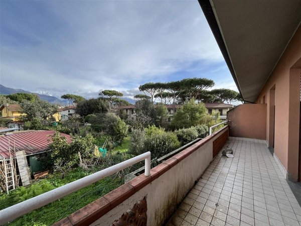 appartamento in vendita a Massa in zona Marina di Massa