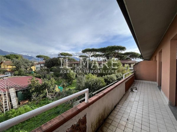 appartamento in vendita a Massa in zona Marina di Massa