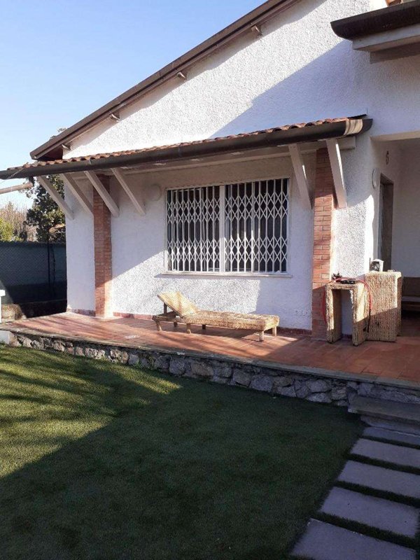 casa indipendente in vendita a Massa in zona Poveromo