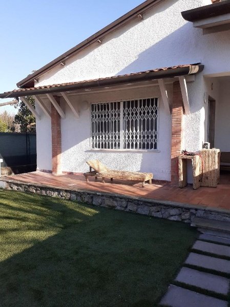 casa indipendente in vendita a Massa in zona Poveromo