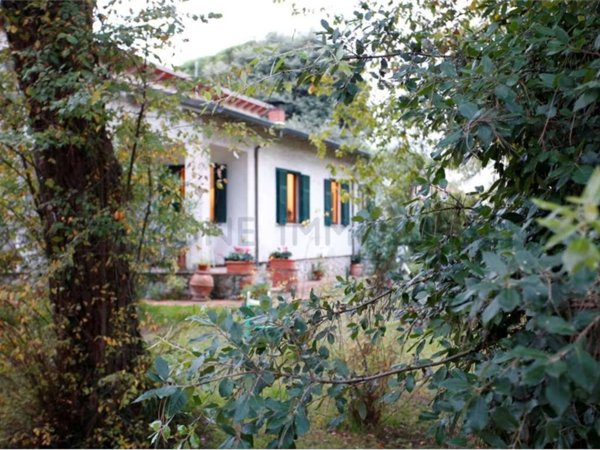 casa indipendente in vendita a Massa in zona Marina di Massa