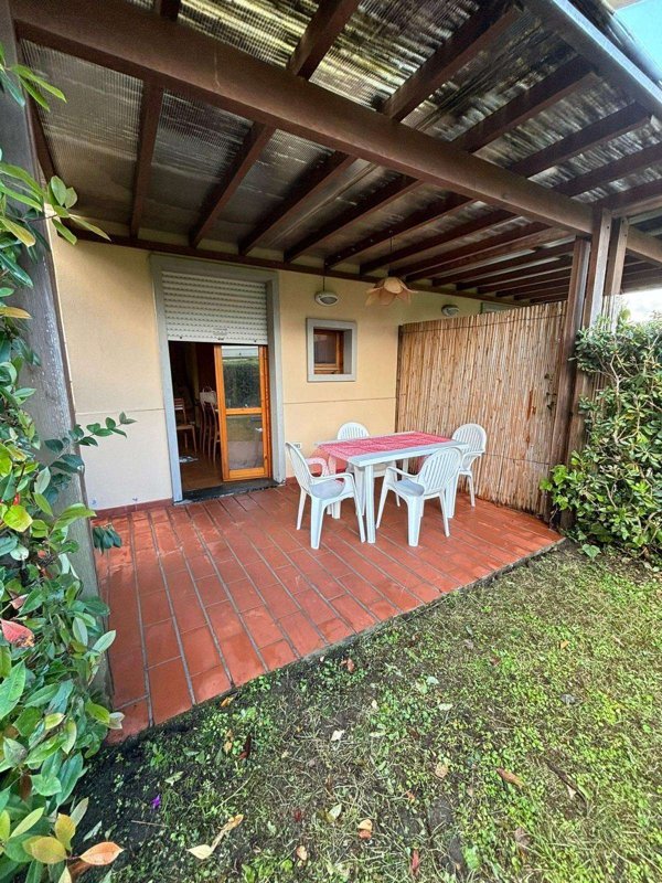 casa indipendente in vendita a Massa in zona Marina dei Ronchi