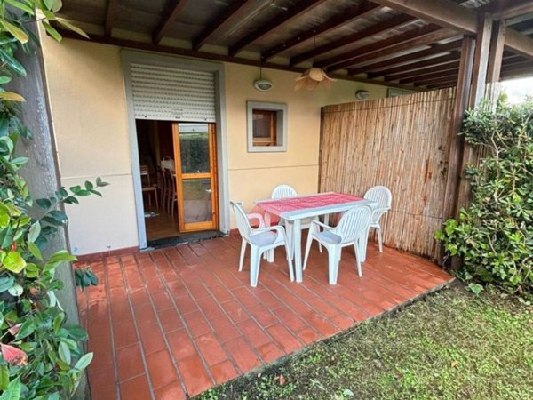 casa indipendente in vendita a Massa in zona Marina dei Ronchi