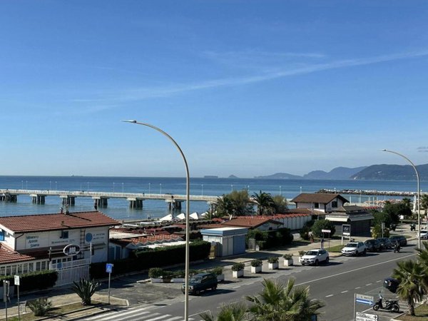appartamento in vendita a Massa in zona Marina di Massa
