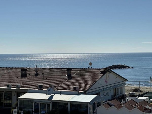 appartamento in vendita a Massa in zona Marina di Massa