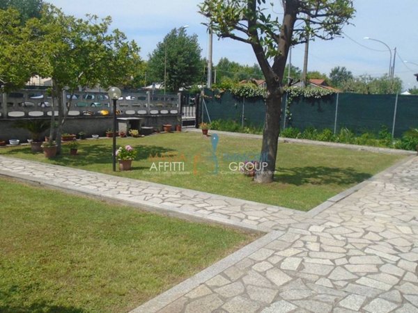 casa indipendente in vendita a Massa in zona Marina di Massa