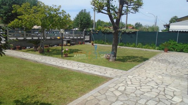 casa indipendente in vendita a Massa in zona Marina di Massa
