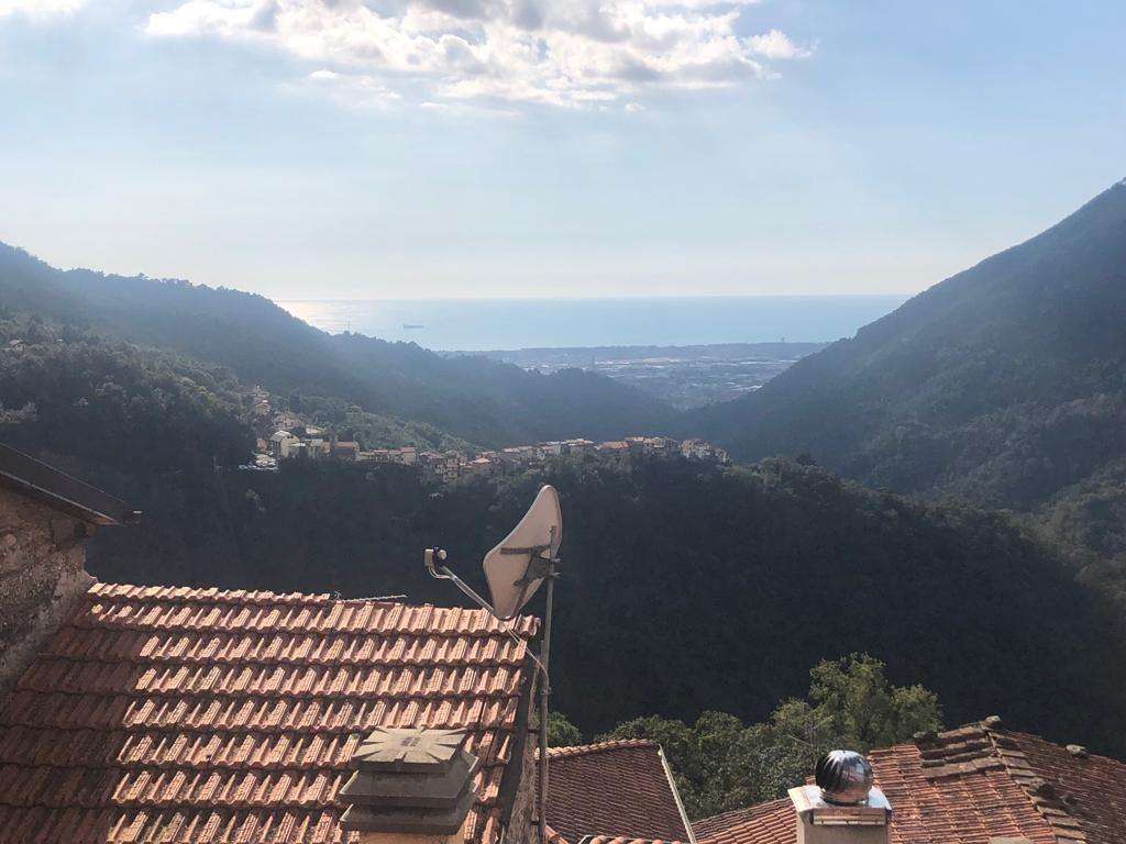intera palazzina in vendita a Massa in zona Antona