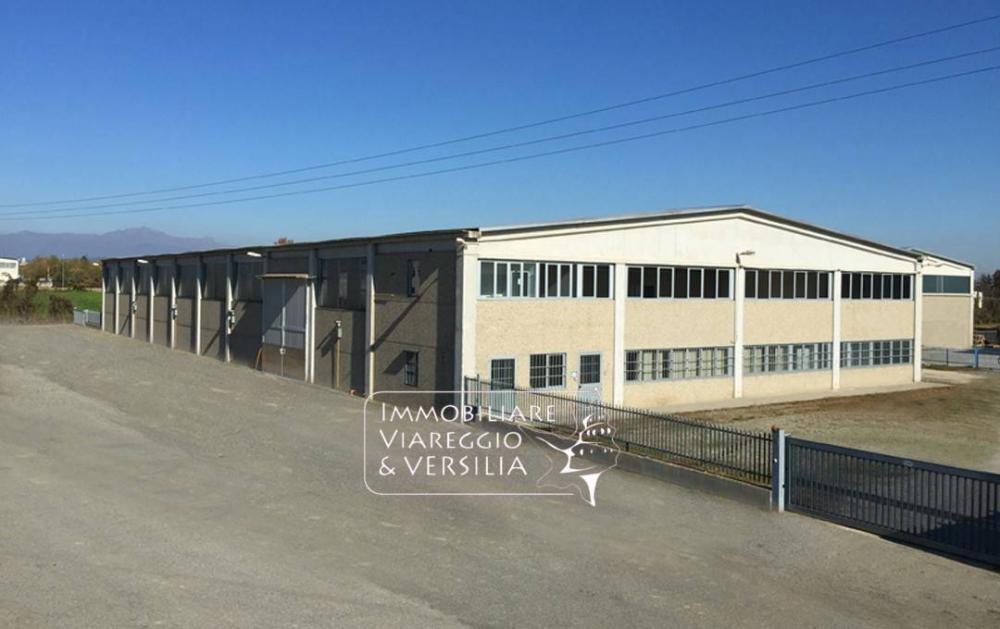 locale di sgombero in vendita a Massa