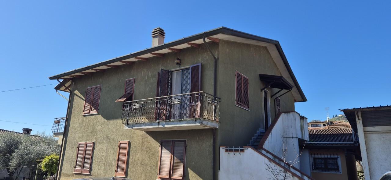 casa indipendente in vendita a Massa in zona Romagnano