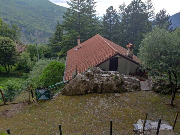 casa indipendente in vendita a Massa in zona Antona