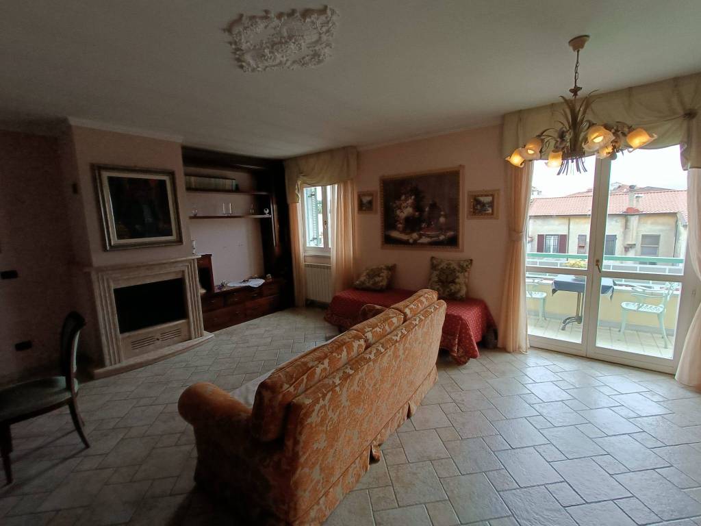 appartamento in vendita a Massa in zona Marina di Massa