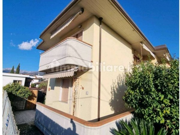 casa indipendente in vendita a Massa in zona Marina di Massa
