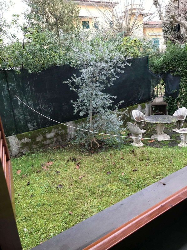 appartamento in vendita a Massa in zona Marina di Massa