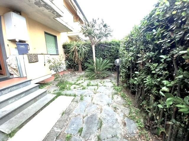 appartamento in vendita a Massa in zona Marina di Massa