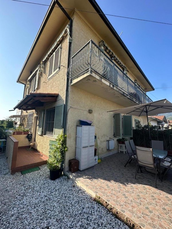 appartamento in vendita a Massa in zona Marina di Massa