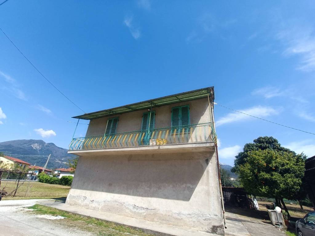 casa indipendente in vendita a Massa