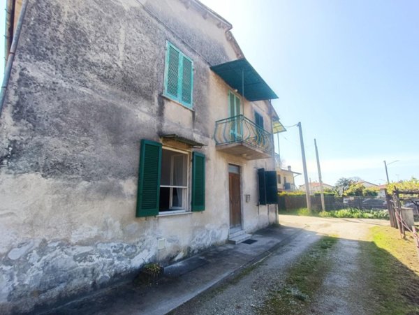 casa indipendente in vendita a Massa