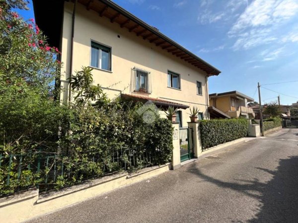 casa indipendente in vendita a Massa in zona Marina di Massa
