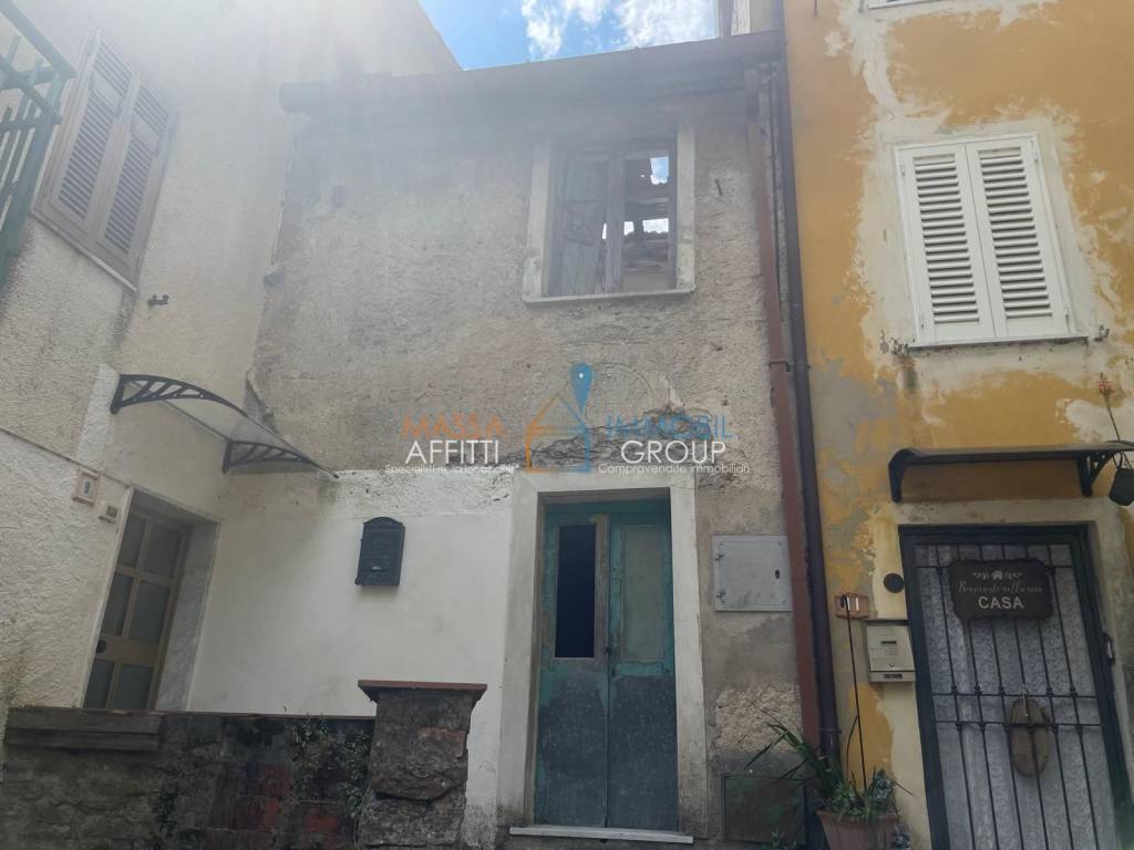 casa indipendente in vendita a Massa in zona Pariana