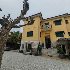 negozio in vendita a Massa in zona Marina di Massa