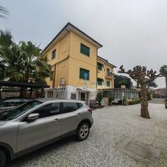 casa indipendente in vendita a Massa in zona Marina di Massa