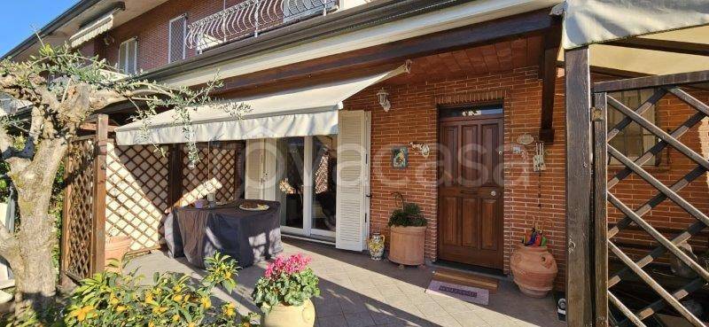 casa indipendente in vendita a Massa in zona Quercioli