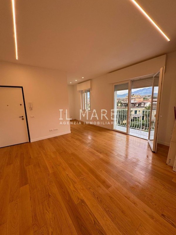 appartamento in vendita a Massa in zona Marina dei Ronchi