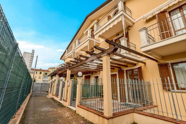 casa indipendente in vendita a Massa in zona Centro Storico