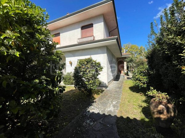 casa indipendente in vendita a Massa in zona Centro Storico