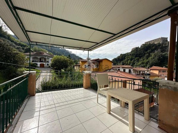 casa indipendente in vendita a Massa