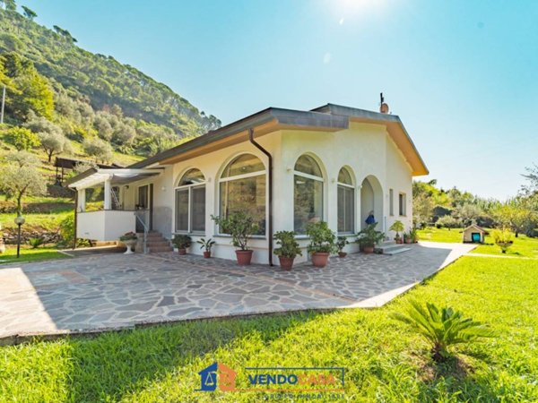 casa indipendente in vendita a Massa in zona Romagnano