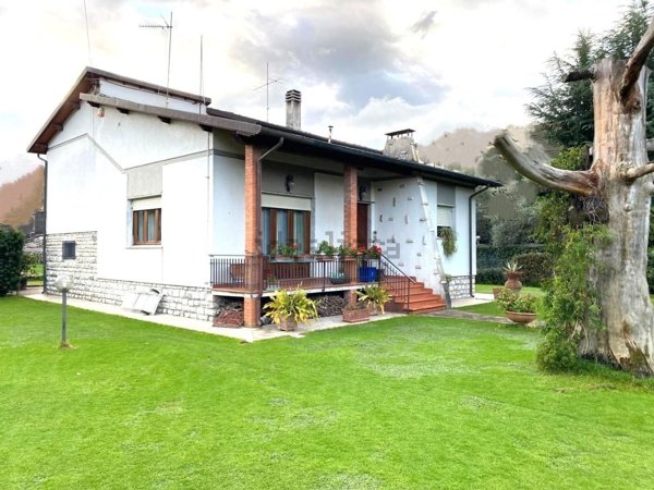 casa indipendente in vendita a Massa
