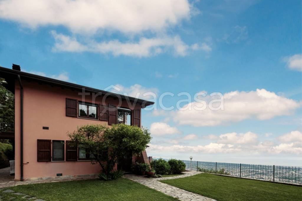 casa indipendente in vendita a Massa