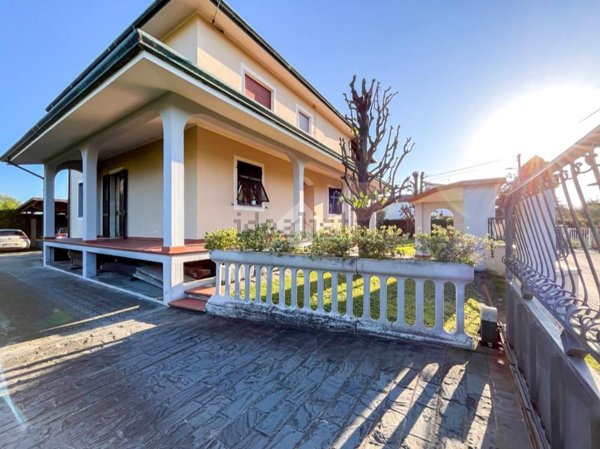 casa indipendente in vendita a Massa