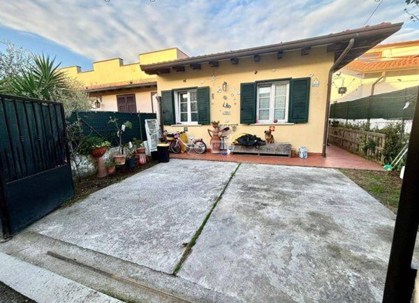 casa indipendente in vendita a Massa in zona Marina di Massa