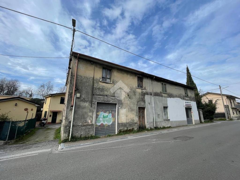negozio in vendita a Massa in zona Mirteto