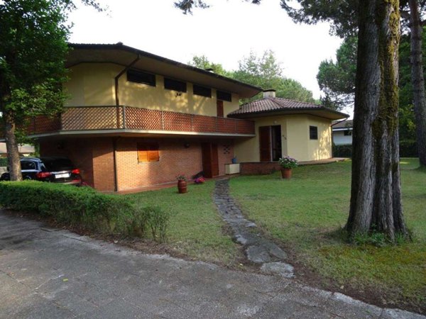 casa indipendente in vendita a Massa in zona Marina dei Ronchi