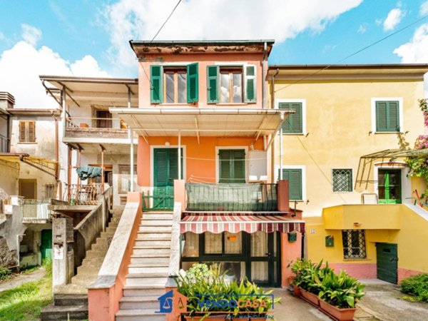 casa indipendente in vendita a Massa in zona Castagnola