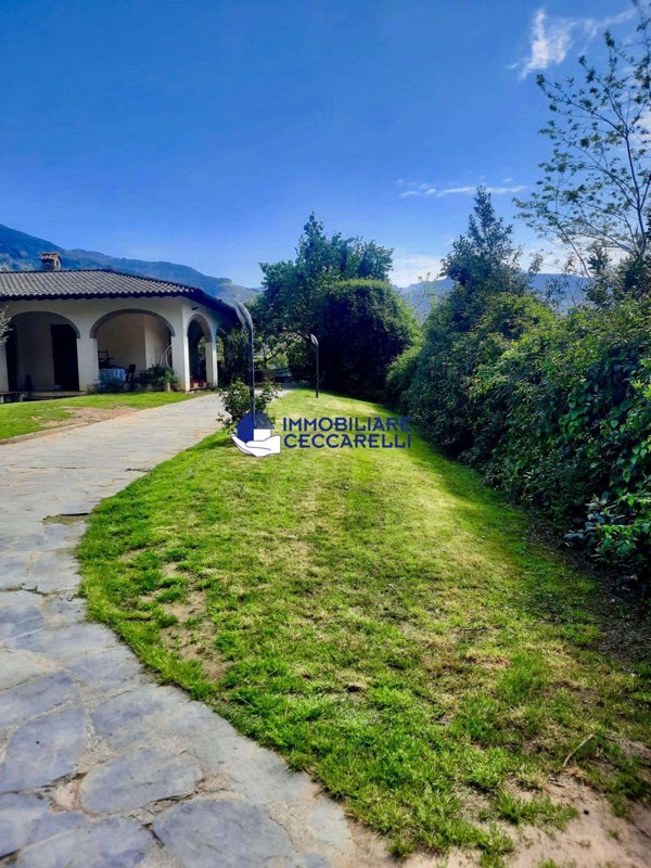 casa indipendente in vendita a Massa in zona Candia