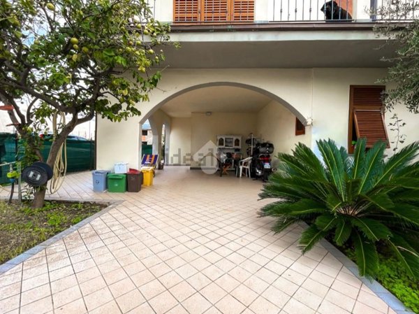 casa indipendente in vendita a Massa in zona Marina di Massa