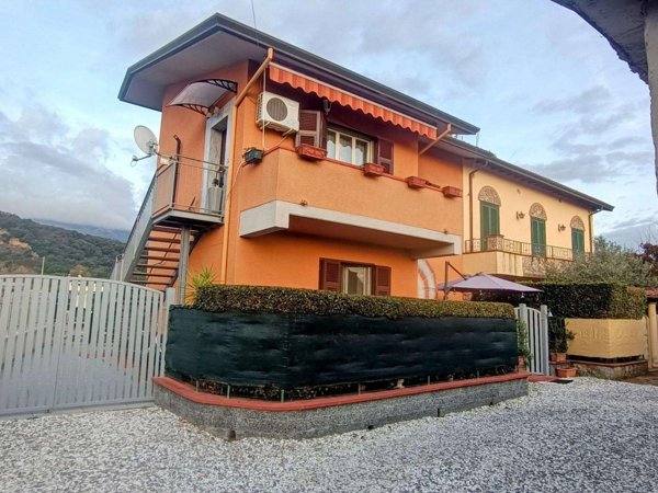 casa indipendente in vendita a Massa in zona Centro Storico