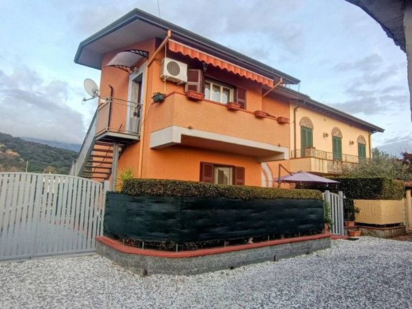 casa indipendente in vendita a Massa in zona Centro Storico